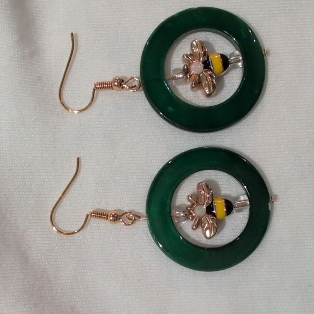 Elegant Green Shell With Bumble Bee 18K Gold Plated Drop Earrings Handmade NWT